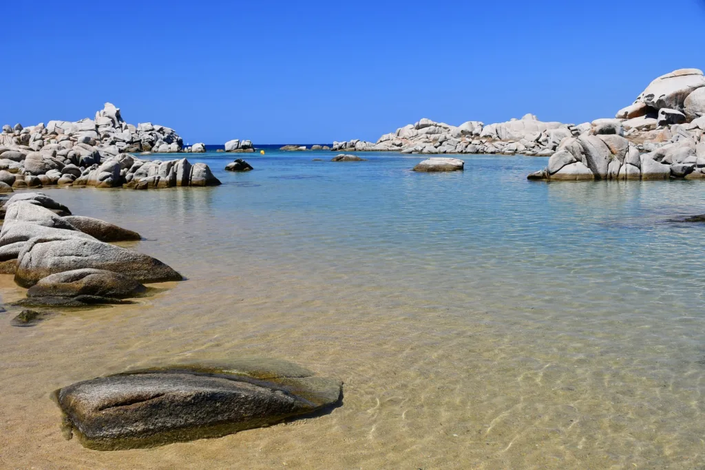 La Cala di Chiesa, dans l'archipel des Lavezzi : une eau transparente et peu profonde entre des blocs de granit arrondis.