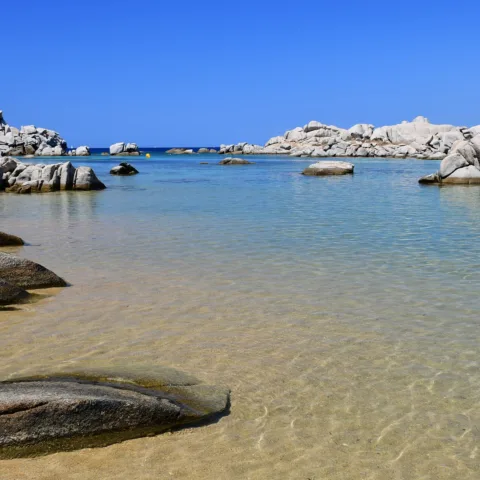 La Cala di Chiesa, dans l'archipel des Lavezzi : une eau transparente et peu profonde entre des blocs de granit arrondis.